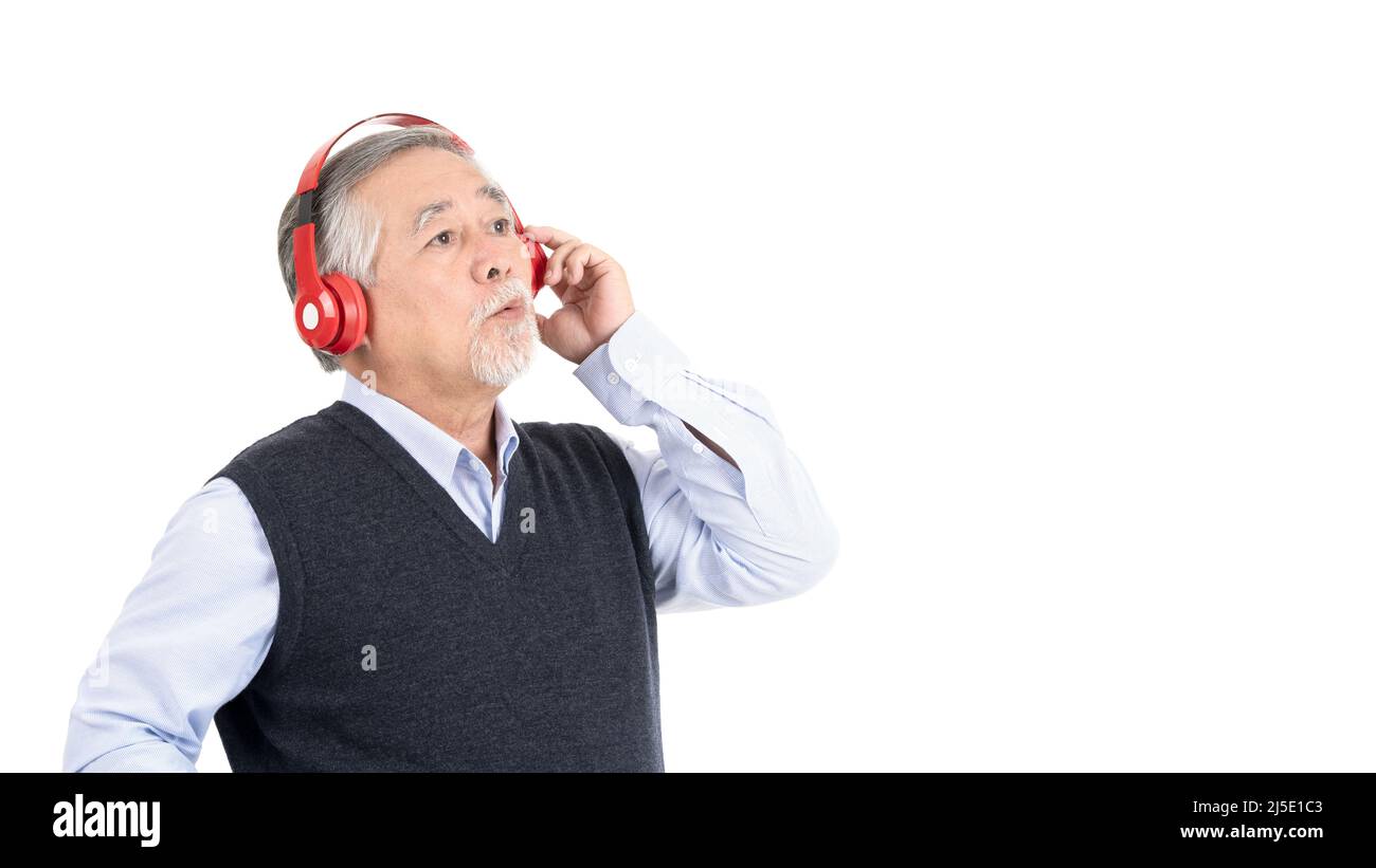 Felice uomo anziano asiatico ascoltare musica con cuffie e spazio per la copia per la vostra promozione o testo isolato su sfondo bianco, la gente stile di vita Foto Stock