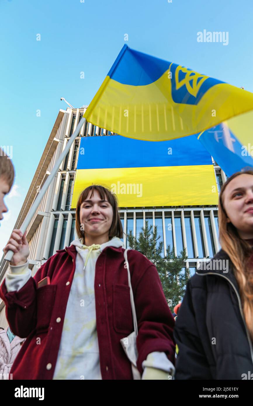 Varsavia, Polonia. 22nd Apr 2022. Greenpeace(GP) Varsavia ha preso le strade per la Giornata della Terra, a partire dall'Ambasciata tedesca che chiede all'UE di mettere un embargo totale su tutti i combustibili fossili russi - gas, petrolio e carbone. Secondo alcune statistiche, l'UE stima che 900 milioni di euro fluiscono quotidianamente nell'economia russa per le risorse energetiche. Gli attivisti ucraini (UA) e polacchi (PO), WIKTORIA JEDROSZIAK (GP), MIKOLAY PETRYGA (GP/UA), ARINA BILAI (FFF/UA) hanno parlato con l'opinione pubblica per chiedere l'embargo e dichiarare "l'industria dei combustibili fossili è sempre associata alla violenza. (Immagine di credito: Foto Stock