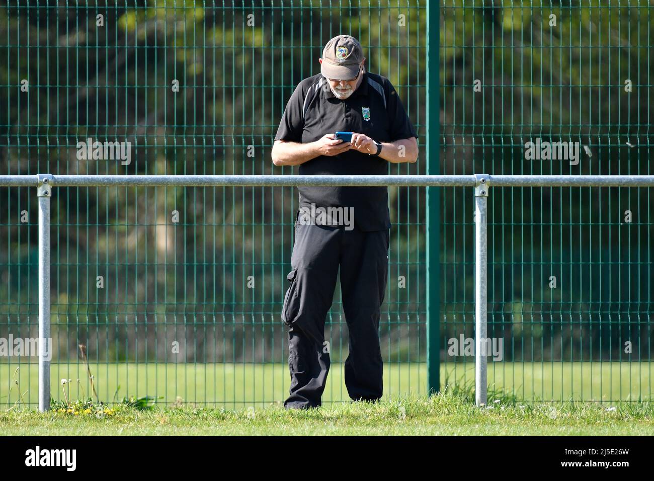 Pontardawe, Galles. 16 aprile 2022. Gary Thomas, segretario del club di calcio di Pontardawe Town, durante la partita della Ardal South West League tra Pontardawe Town e Dinas Powys al Parc Ynysderw di Pontardawe, Galles, Regno Unito, il 16 aprile 2022. Credit: Duncan Thomas/Majestic Media. Foto Stock