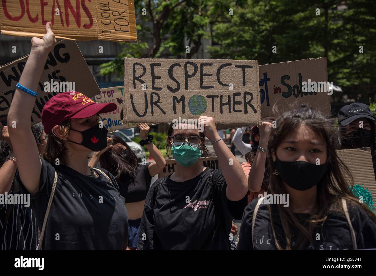 Bangkok, Tailandia. 22nd Apr 2022. Un attivista tiene una targhetta che dice "rispetto nostra madre" durante la dimostrazione. Gli attivisti guidati da studenti del gruppo Grin Green International si sono riuniti al Parco Lumpini di Bangkok, in Thailandia, prima di marciare al Ministero delle risorse naturali per celebrare la Giornata della Terra dal Parco Lumpini, Chiedere al Ministero di cambiare il modo in cui la crisi climatica è gestita in Thailandia per salvaguardare il pianeta e l'ambiente della terra. (Foto di Peerapon Boonyakiat/SOPA Images/Sipa USA) Credit: Sipa USA/Alamy Live News Foto Stock