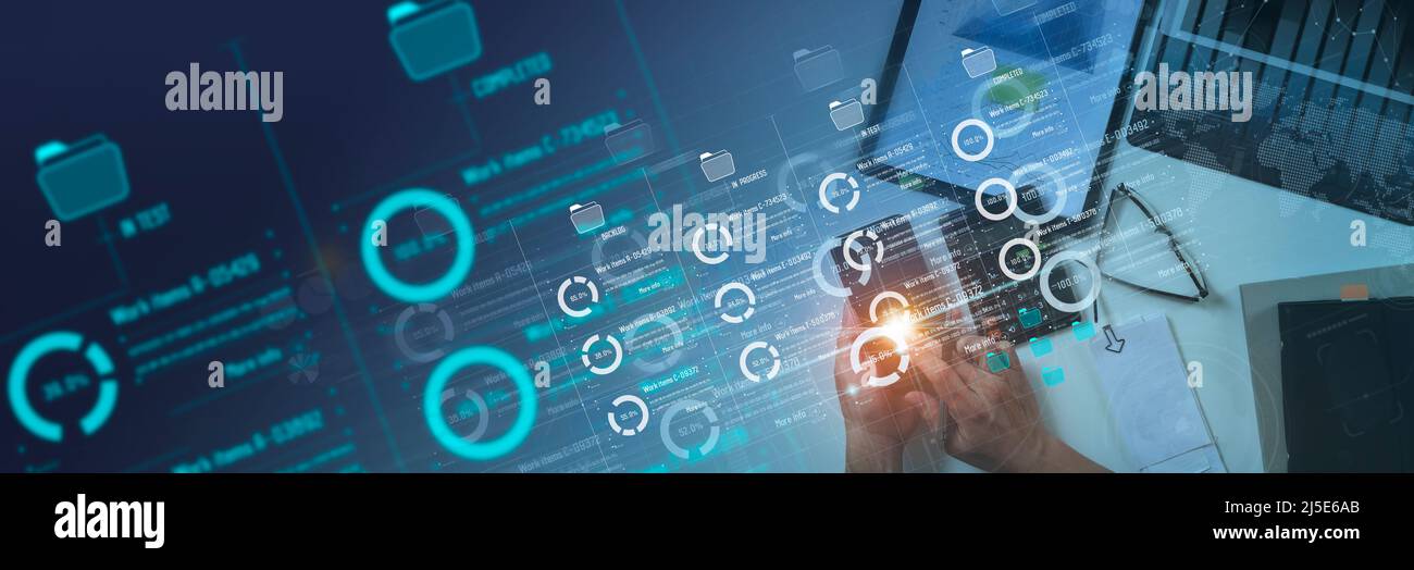 Vista dall'alto la mano dello sviluppatore aziendale che utilizza il framework della scheda Kanban su un computer moderno virtuale che mostra l'innovazione sviluppo di software Agile progetto snello ma Foto Stock