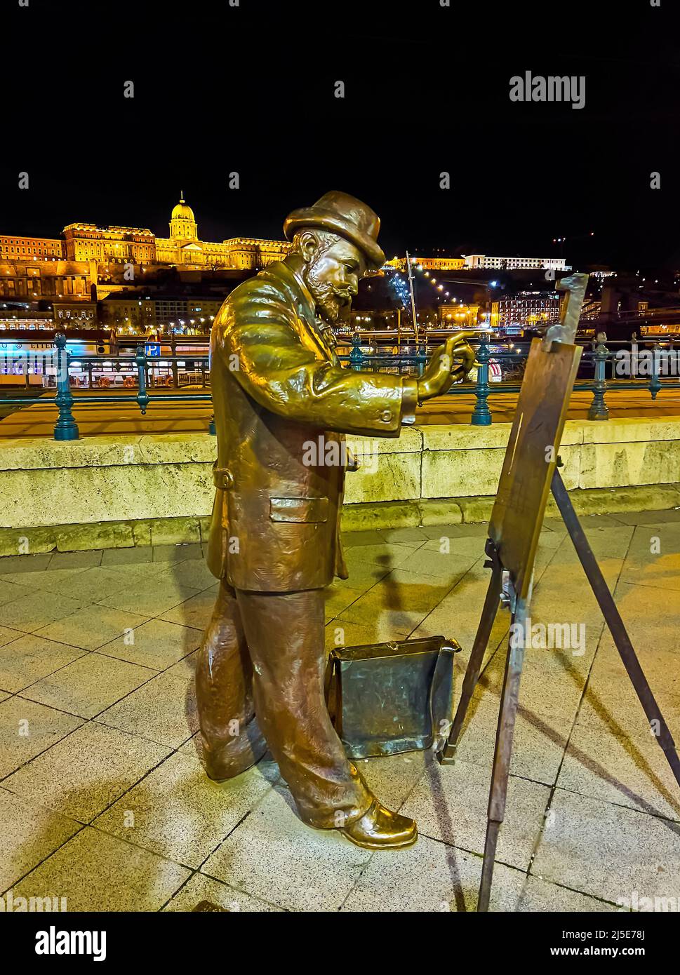 La statua del pittore ungherese Ignac Roskovics al lavoro, situata nel Quay di Belgrado, distretto di Pest, Budapest, Ungheria Foto Stock