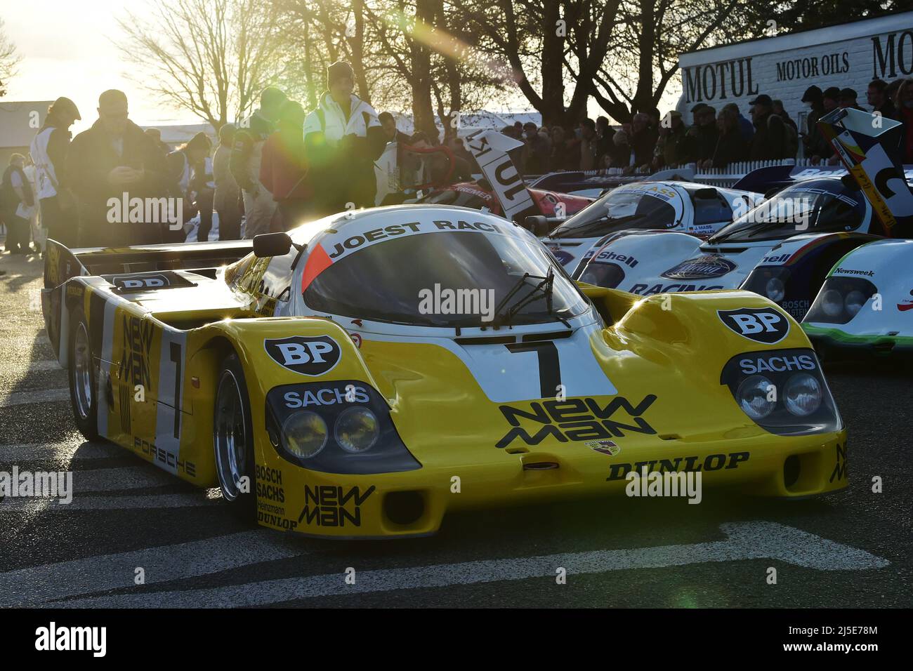 Lasciando l’area di montaggio al tramonto, Porsche 956, che inizia la vita nel 1982, le Porsche 956 e 962 sono andate avanti per vincere la 24 ore di le Mans sette tim Foto Stock