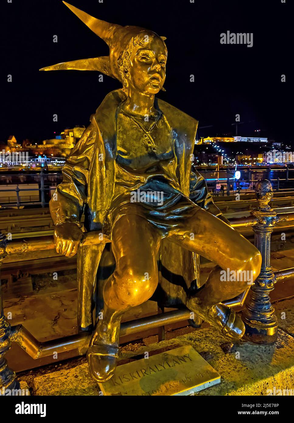 Goditi la vista serale della statua della piccola principessa, situata a Belgrade Quay, Pest, Budapest, Ungheria Foto Stock