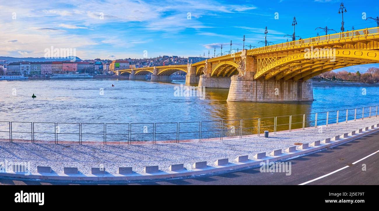 Vista panoramica di Budapest con il Danubio, il Ponte Margherita e il terrapieno di Jozsef, quartiere Pest, Ungheria Foto Stock