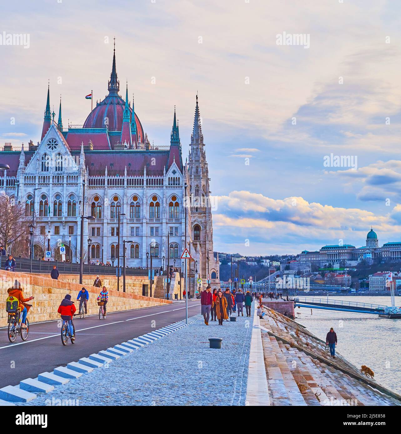 BUDAPEST, UNGHERIA - 20 FEB 2022: Godetevi la passeggiata lungo il Danubio con una vista del Parlamento e del Castello di Buda sullo sfondo, il 20 feb in Foto Stock