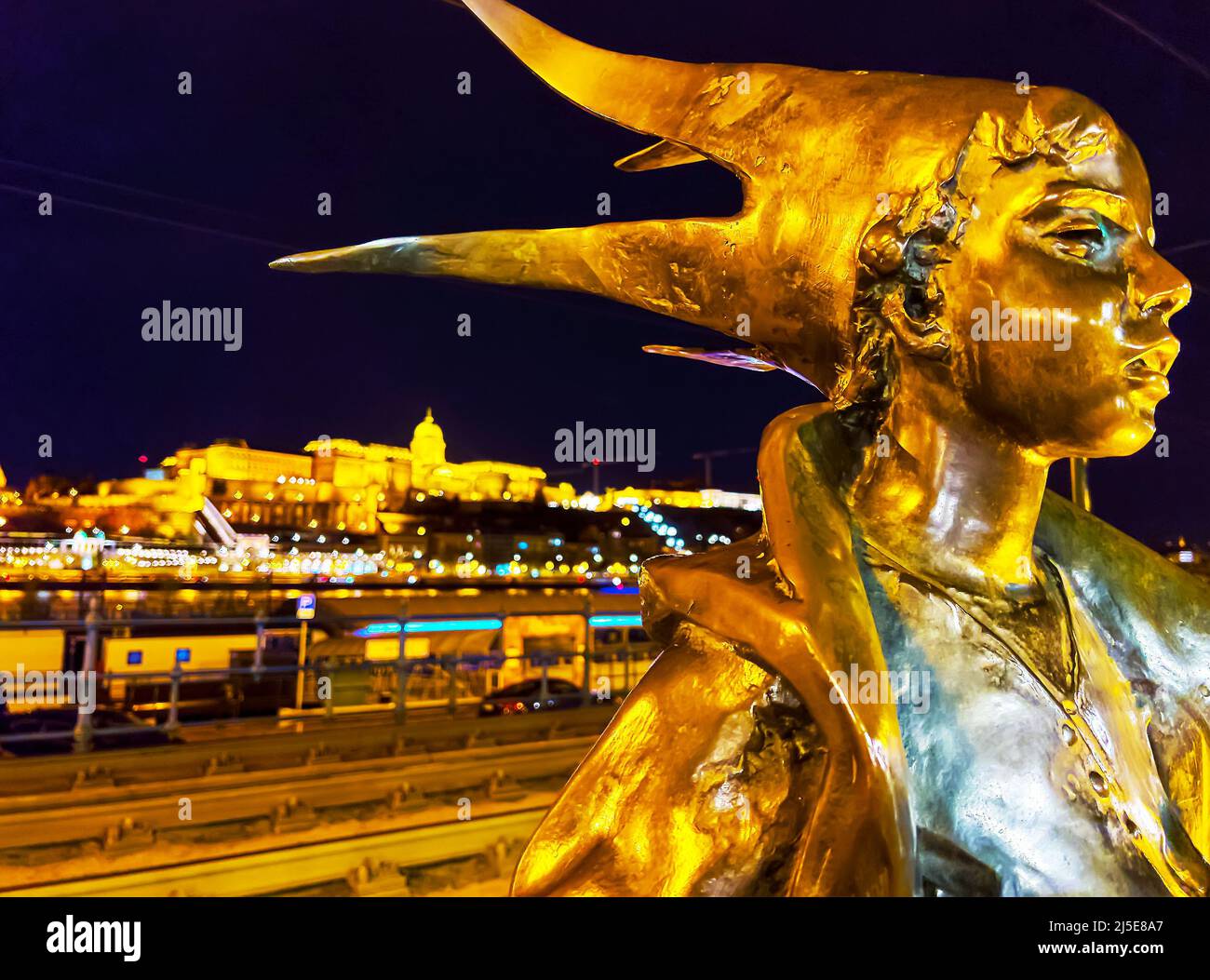 Il primo piano della statua della principessa piccola con la sagoma del Castello di Buda sullo sfondo, Budapest, Ungheria Foto Stock