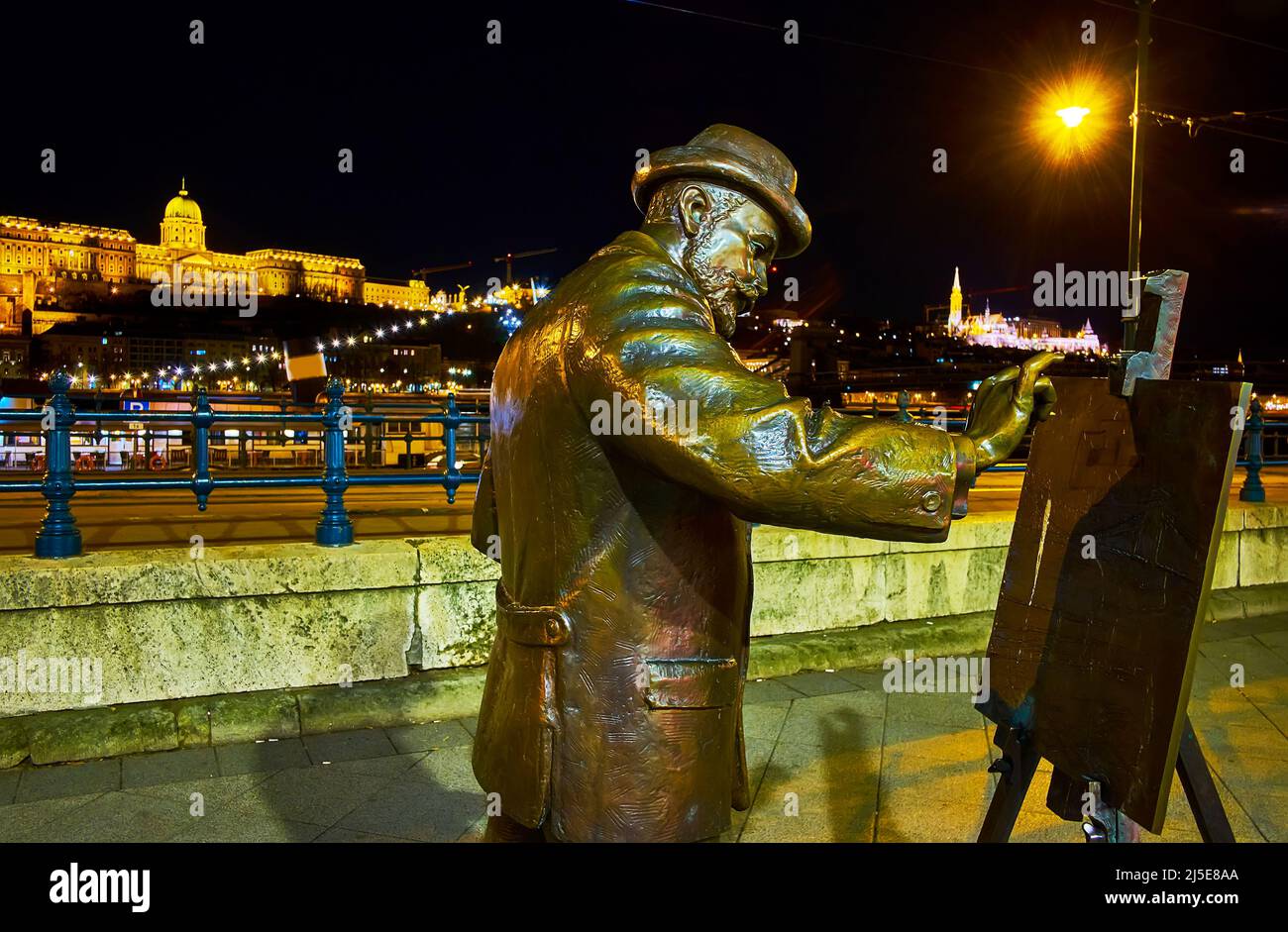La statua del famoso pittore ungherese Ignac Roskovics, situata nel Quay di Belgrado, distretto di Pest, Budapest, Ungheria Foto Stock