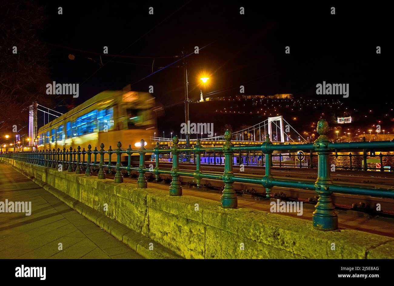 Cammina sul lungofiume di Jane Haining nel quartiere di Pest e guarda i tram d'epoca a cavallo e il ponte Elisabeth sul Danubio, Budapest, Ungheria Foto Stock