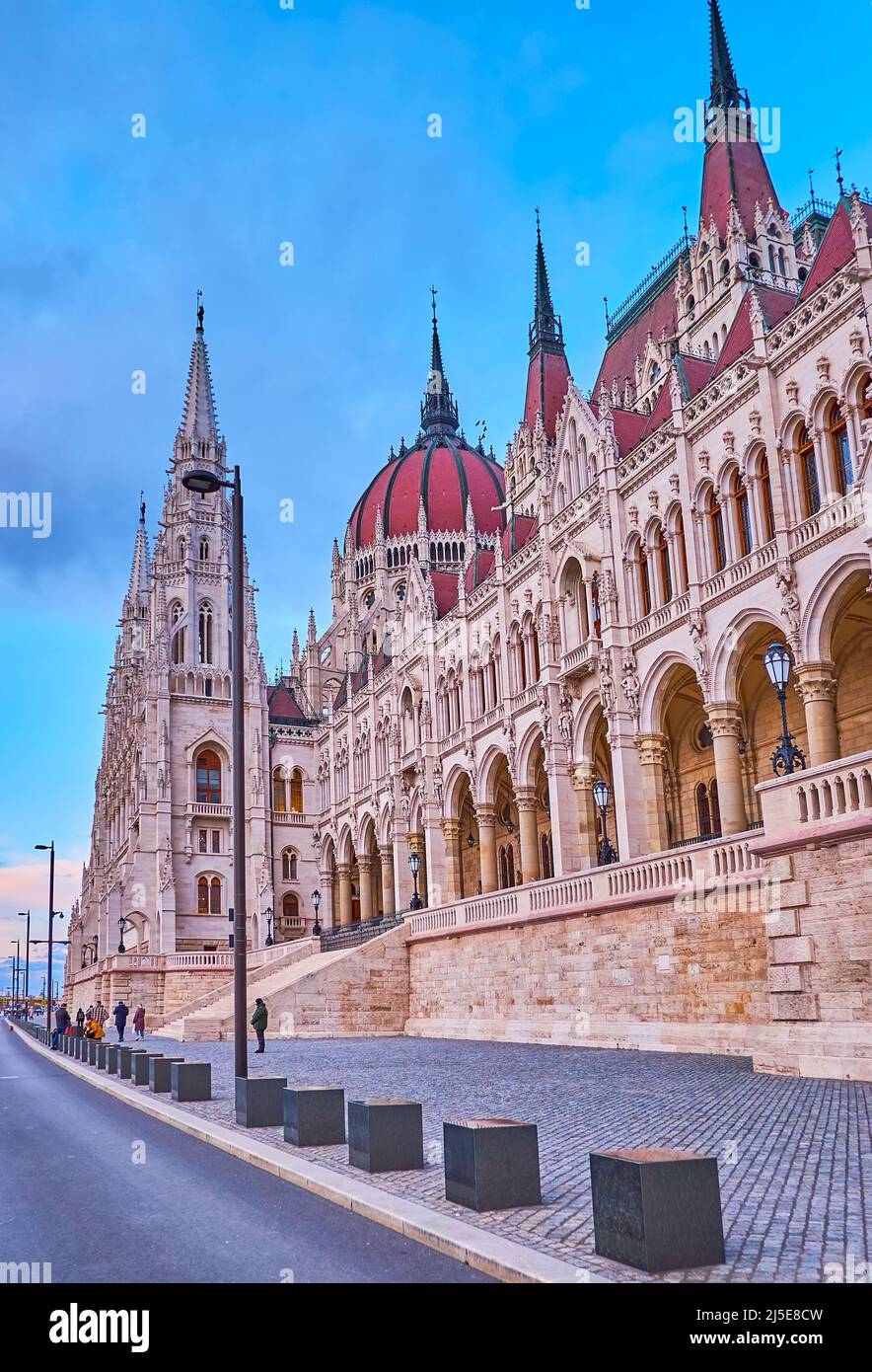 Il terrapieno di Jozsef Antall apre la vista sullo splendido edificio del Parlamento ungherese, Budapest, Ungheria Foto Stock