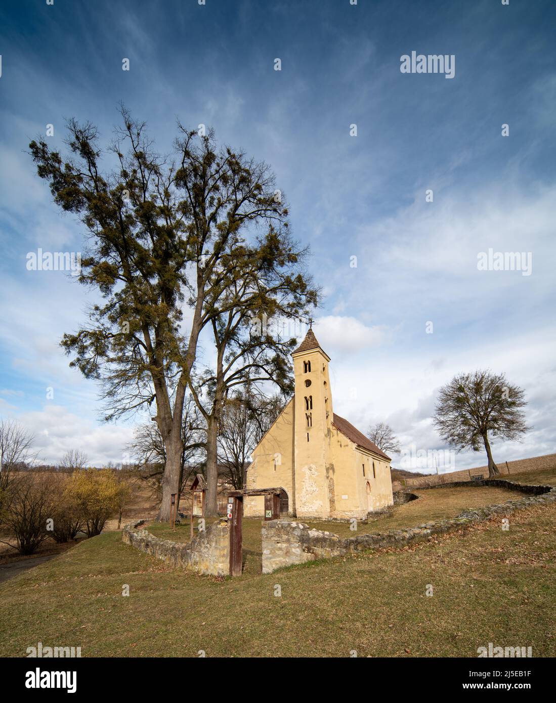 Vecchia chiesa cattolica vicino Manfa da Arpad età Foto Stock