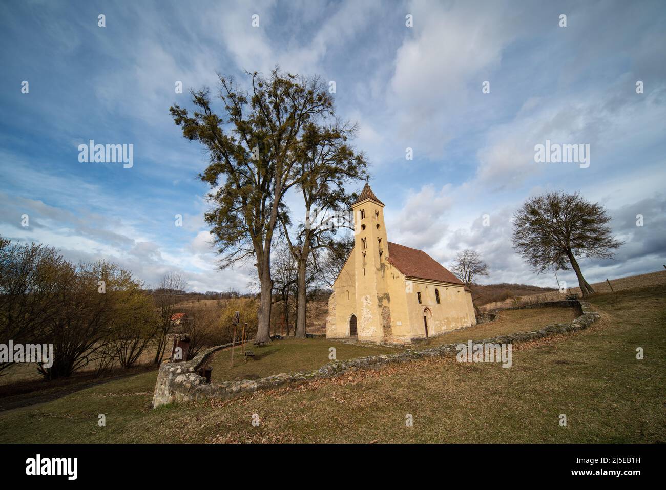 Vecchia chiesa cattolica vicino Manfa da Arpad età Foto Stock