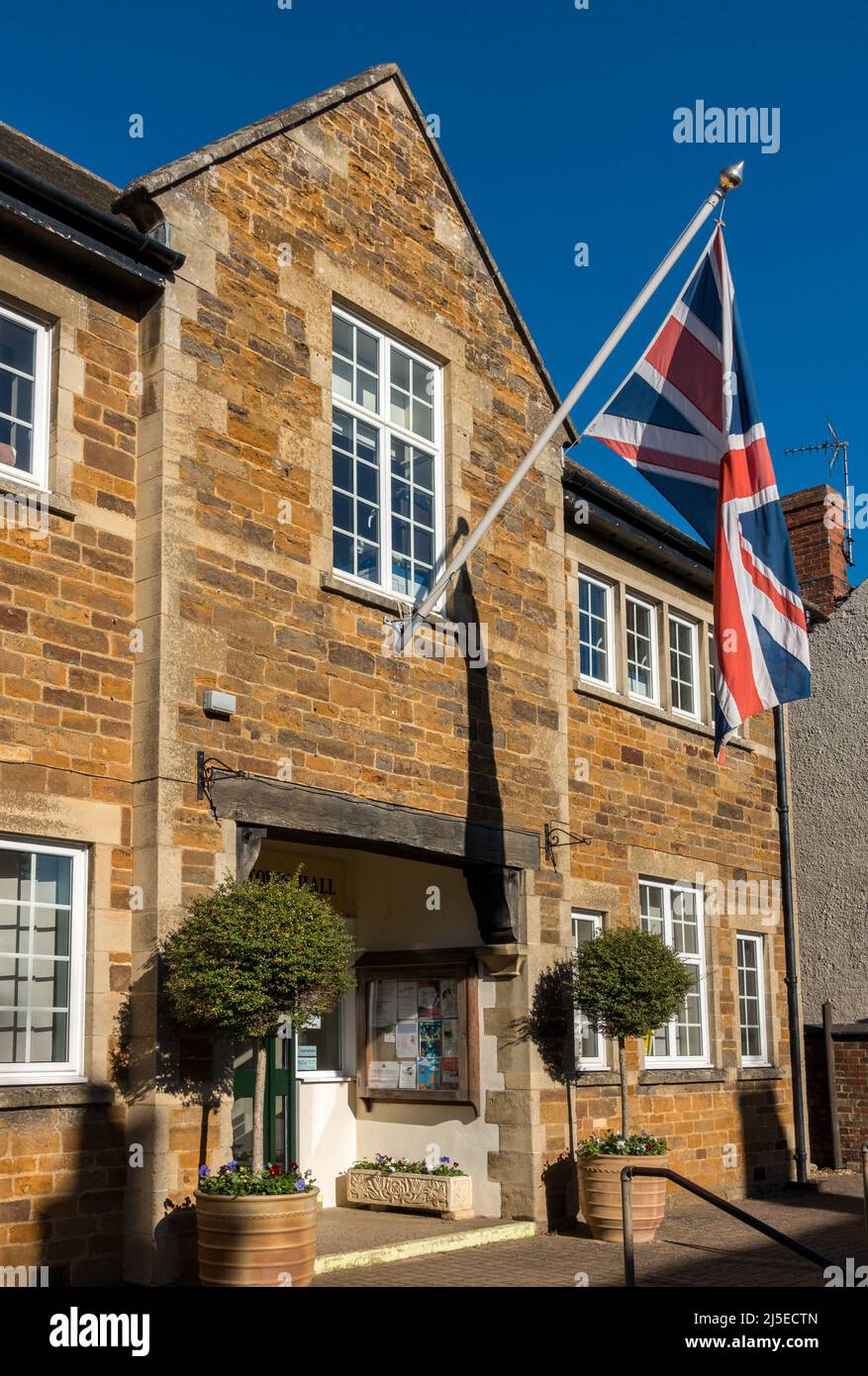 Vista esterna della parte anteriore dell'edificio del Municipio di Uppingham, Uppingham, Rutland, Inghilterra, Regno Unito Foto Stock