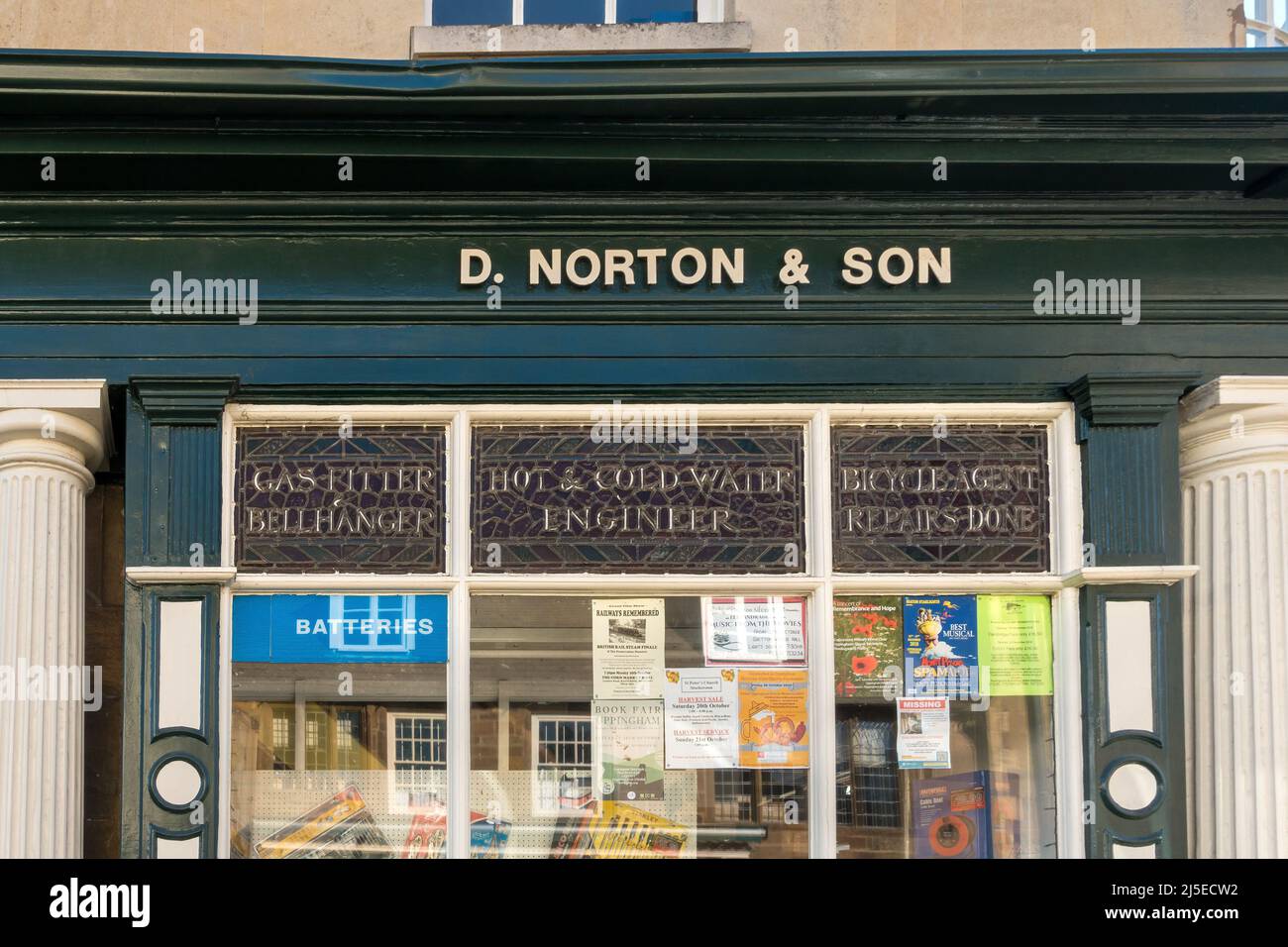 Vetrine con cartellonistica in vetro colorato, negozio di ferramenta tradizionale Norton and Son, Uppingham, Rutland, Inghilterra, Regno Unito Foto Stock