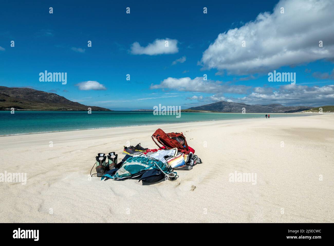 Zaini e stivali da passeggio sono partiti sulla spiaggia di Traigh Mheilein mentre i loro proprietari vanno per una passeggiata lungo la spiaggia, Hushinish, Isola di Harris, Scozia, Regno Unito Foto Stock
