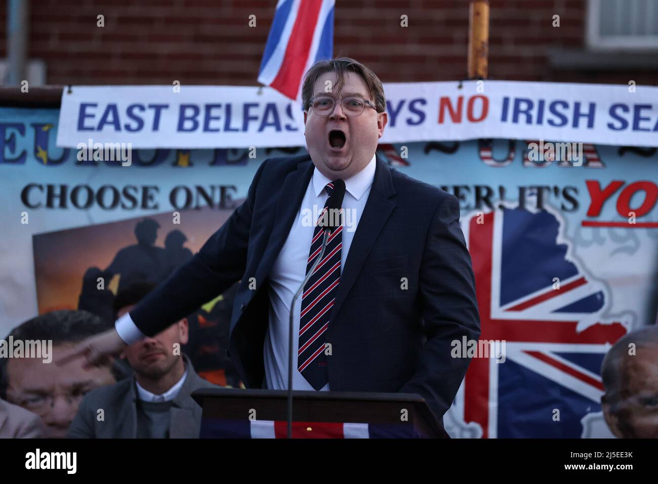 Karl Bennett del PUP che parla durante una parata e un raduno anti-Northern Ireland Protocol a Broomfield Road, ad est di Belfast. Data foto: Venerdì 22 aprile 2022. Foto Stock