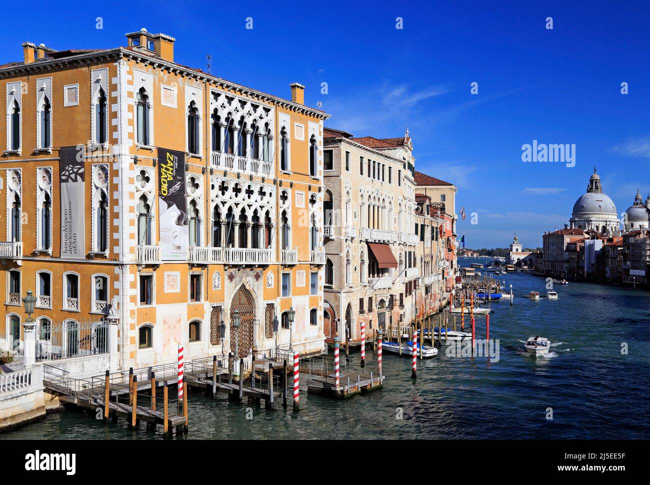 Palazzo cavalli-Franchetti sul canale Grande, Venezia, Italia. Chiesa di Santa Maria della Salute sullo sfondo Foto Stock