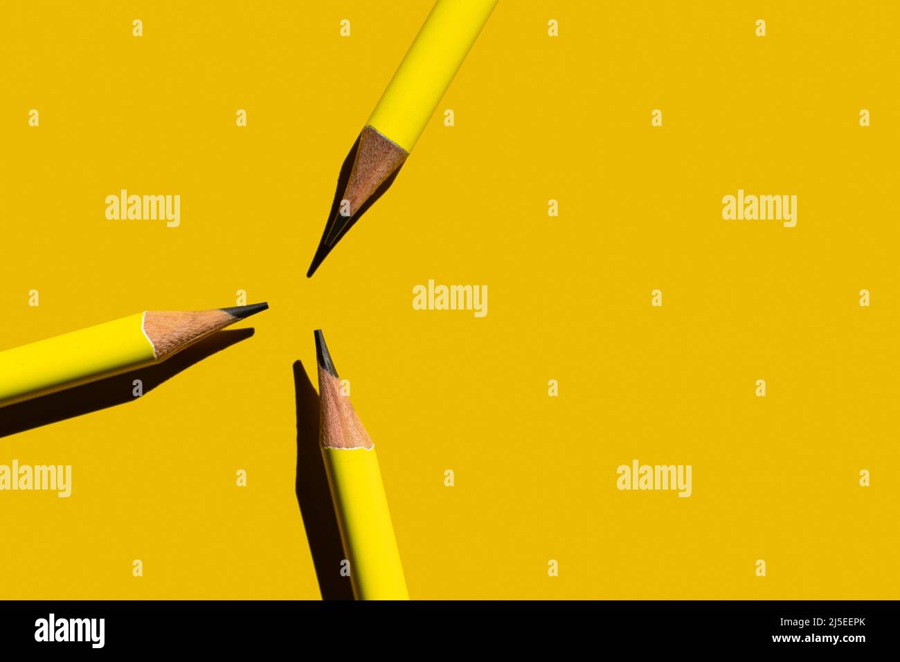 piatto con matite affilate su sfondo giallo Foto Stock
