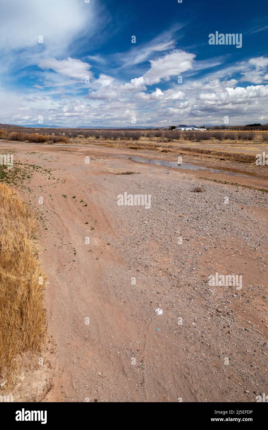 Hatch, New Mexico - il Rio Grande è asciutto, circa 60 miglia a nord di El Paso, dove diventa il confine tra Stati Uniti e Messico. La maggior parte dell'acqua del fiume sopra t Foto Stock