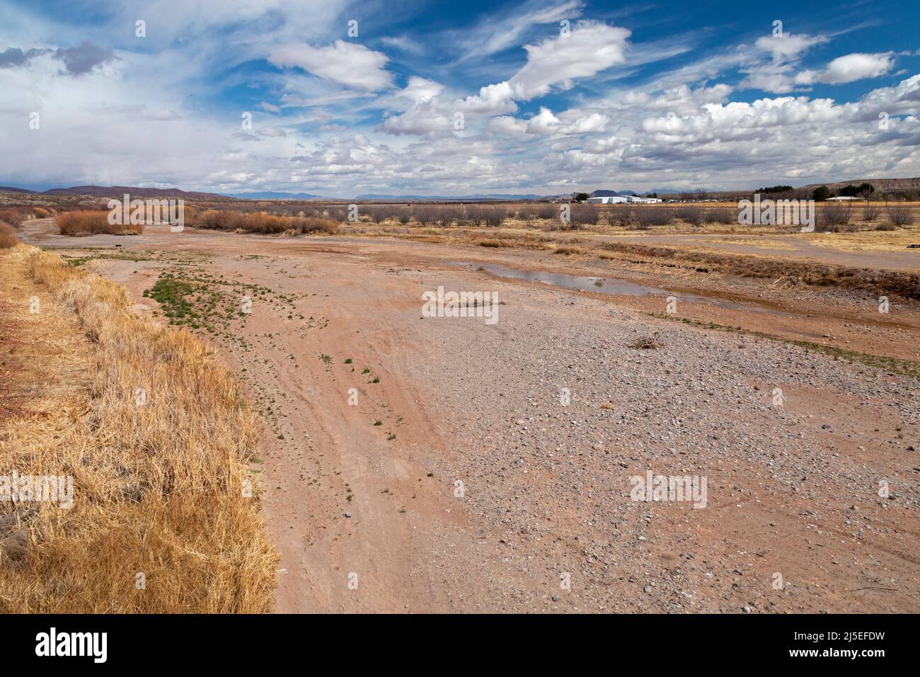 Hatch, New Mexico - il Rio Grande è asciutto, circa 60 miglia a nord di El Paso, dove diventa il confine tra Stati Uniti e Messico. La maggior parte dell'acqua del fiume sopra t Foto Stock