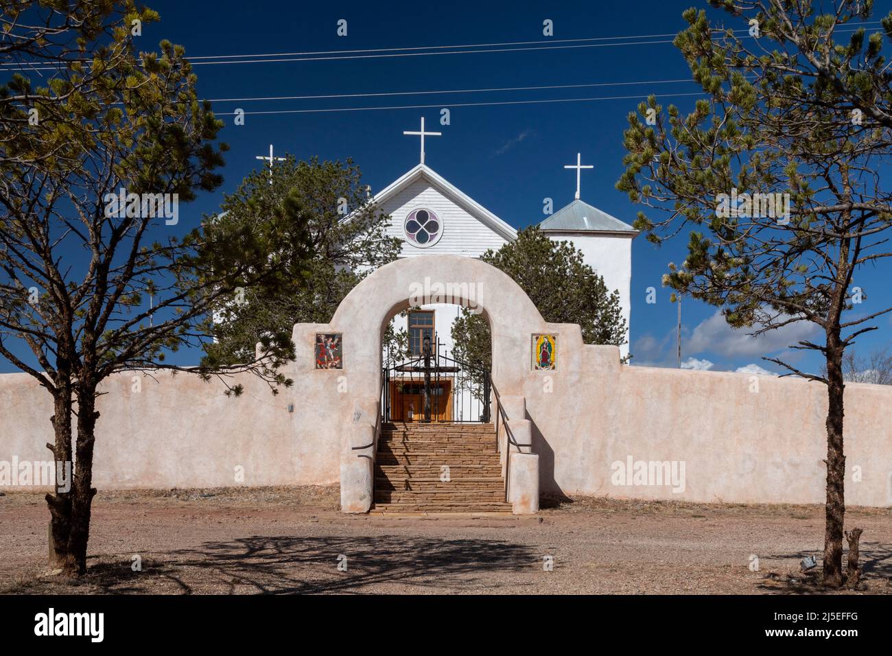 Ribera, New Mexico - Chiesa cattolica di San Miguel del Vado nella zona rurale del nord-est del New Mexico. Foto Stock