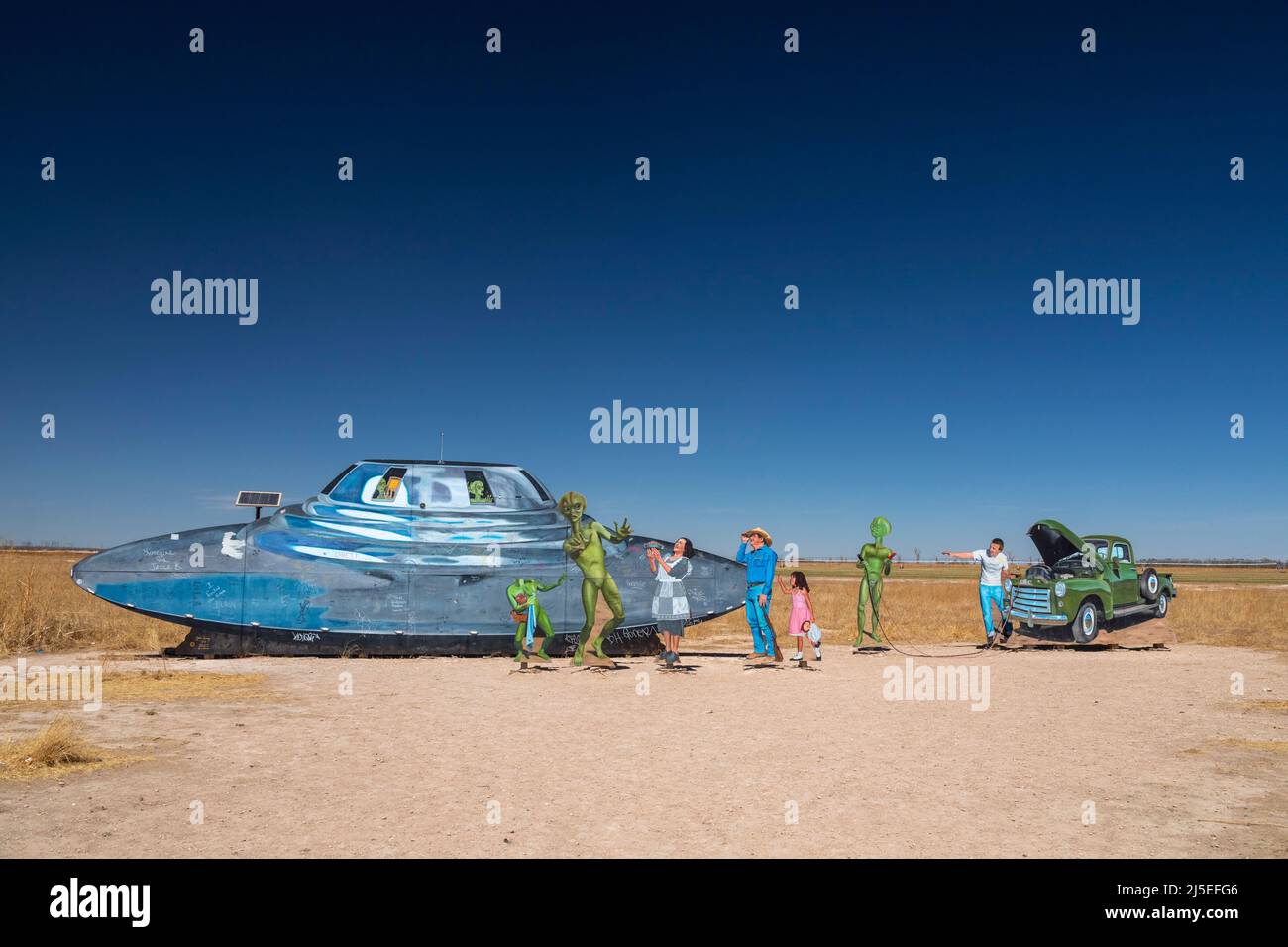 Roswell, New Mexico - una mostra di dischi volanti allestita dalla Camera di Commercio per dare il benvenuto ai visitatori di Roswell. La città capitalizza sulle storie circa Foto Stock