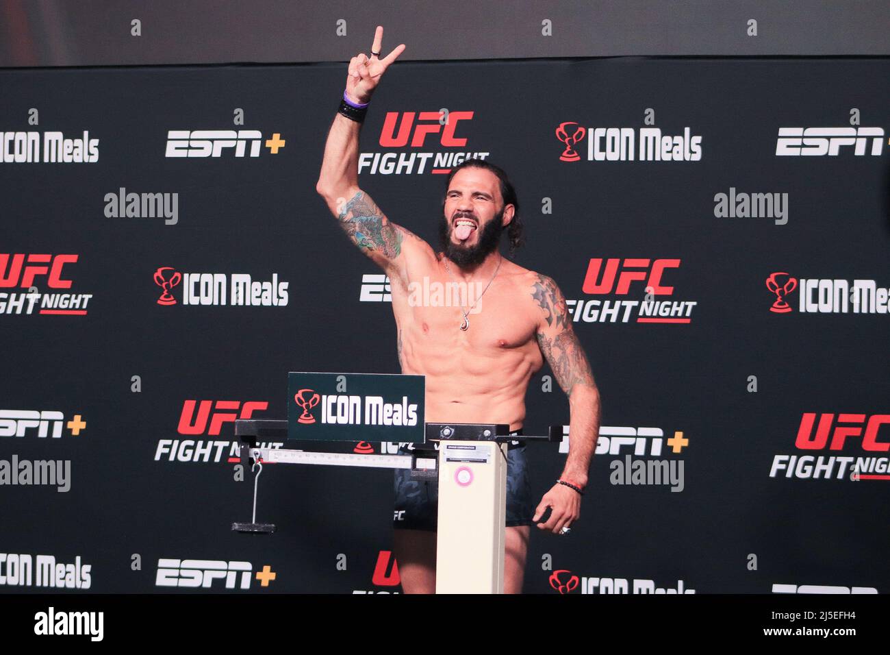 Las Vegas, Stati Uniti. 22nd Apr 2022. LAS VEGAS, NV - APRILE 22: Clay Guida Steps on the scale durante la UFC Fight Night 205: Lemos v Andrade: Weigh-in a UFC Apex il 22 Aprile 2022 a Las Vegas, Nevada, Stati Uniti. (Foto di Diego Ribas/PxImages) Credit: PX Images/Alamy Live News Foto Stock