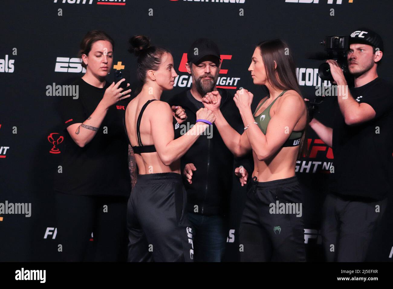 Las Vegas, Stati Uniti. 22nd Apr 2022. LAS VEGAS, NV - 22 APRILE: (L-R) Maycee Barber e Montana De la Rosa si affrontano durante la UFC Fight Night 205: Lemos v Andrade: Weigh-in alla UFC Apex il 22 aprile 2022 a Las Vegas, Nevada, Stati Uniti. (Foto di Diego Ribas/PxImages) Credit: PX Images/Alamy Live News Foto Stock