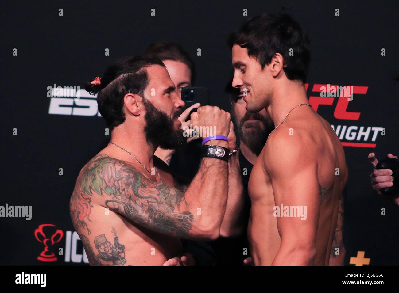 Las Vegas, Stati Uniti. 22nd Apr 2022. LAS VEGAS, NV - 22 APRILE: (L-R) Clay Guida e Claudio Puelles si affrontano durante la notte di lotta UFC 205: Lemos v Andrade: Weigh-in a UFC Apex il 22 aprile 2022 a Las Vegas, Nevada, Stati Uniti. (Foto di Diego Ribas/PxImages) Credit: PX Images/Alamy Live News Foto Stock