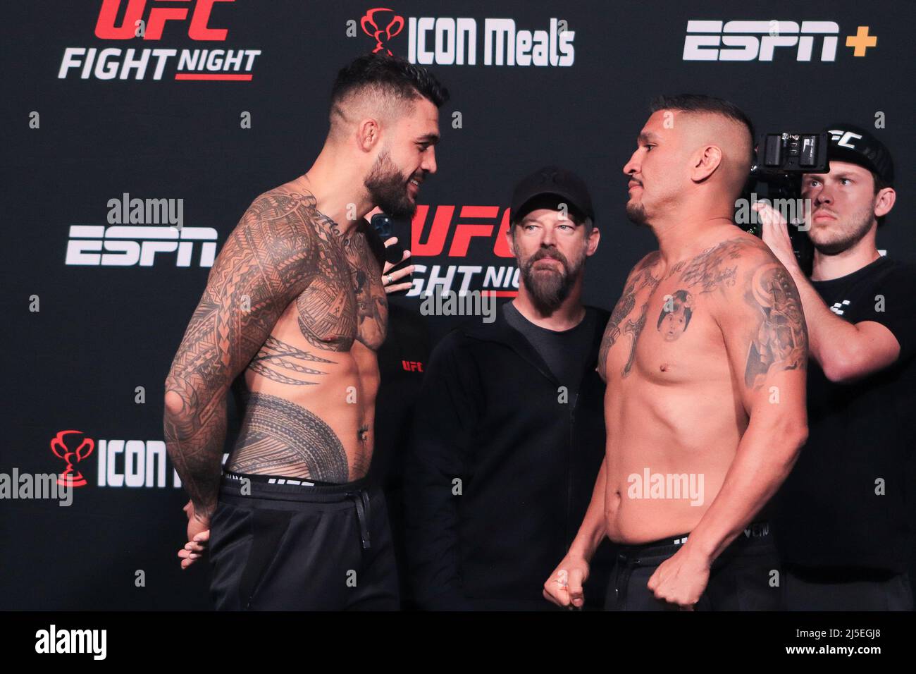 Las Vegas, Stati Uniti. 22nd Apr 2022. 22 aprile 2022, Las Vegas, Nevada, Las Vegas, NV, Stati Uniti: LAS VEGAS, NV - 22 APRILE: (L-R) Tyson Pedro e Ike Villanueva si affrontano durante la notte di lotta UFC 205: Lemos contro Andrade: Weigh-in presso UFC Apex il 22 aprile 2022 a Las Vegas, Nevada, Stati Uniti. (Credit Image: © Diego Ribas/PX Imagens via ZUMA Press Wire) Credit: ZUMA Press, Inc./Alamy Live News Foto Stock