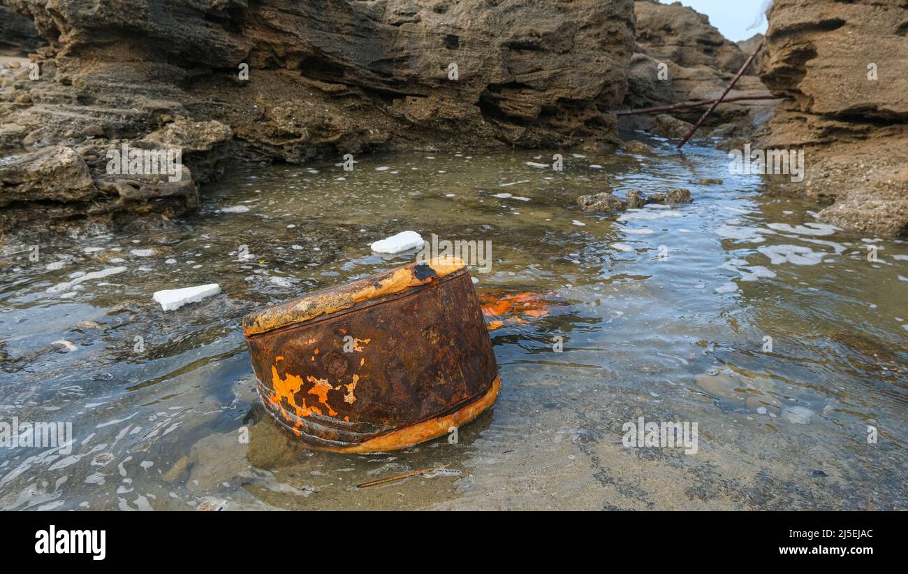 Vecchi detriti di metallo arrugginito e polistirene scartati sull'ecosistema marino, danni da inquinamento della natura Foto Stock
