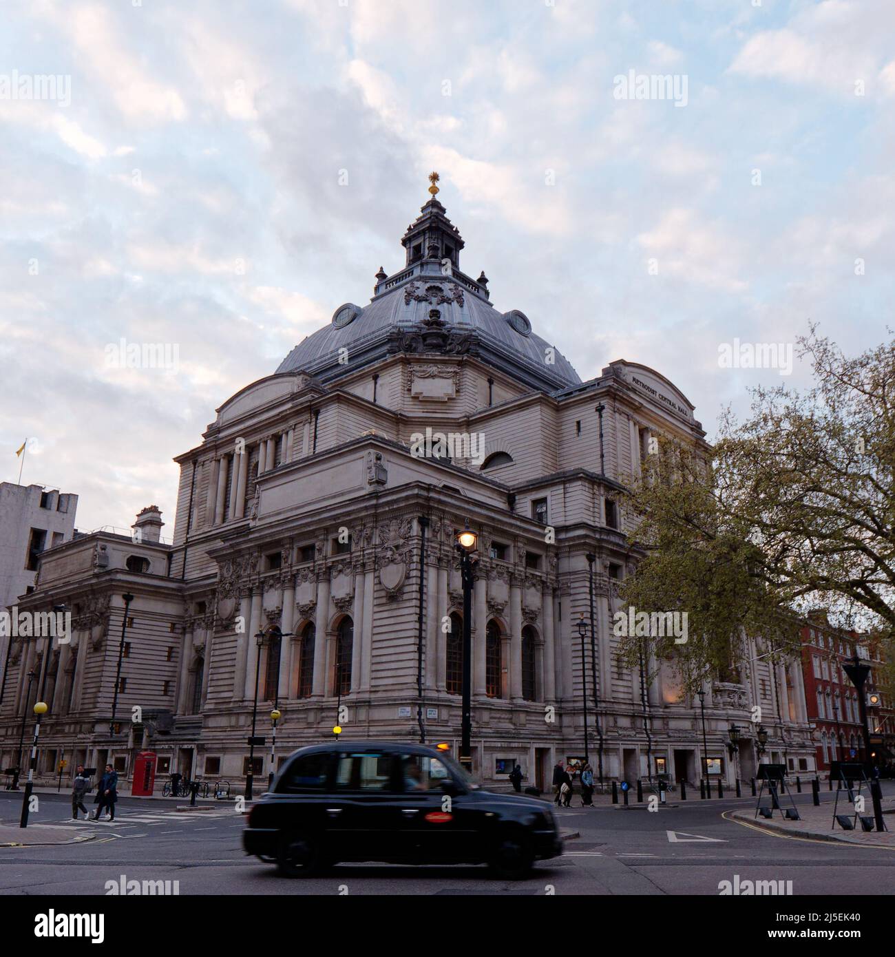 Londra, Greater London, Inghilterra, aprile 13 2022: Pass taxi di fronte al Methodist Central Hall di Westminster, una chiesa e centro congressi che ospita Foto Stock