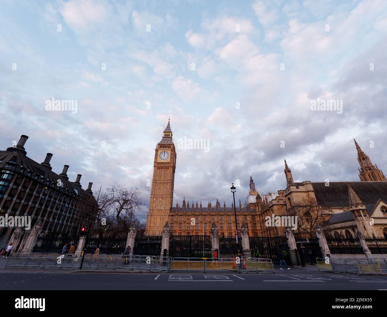 Londra, Greater London, Inghilterra, aprile 13 2022: Le case del Parlamento a Westminster con un suggestivo cielo serale. Bridge Street a sinistra. Foto Stock