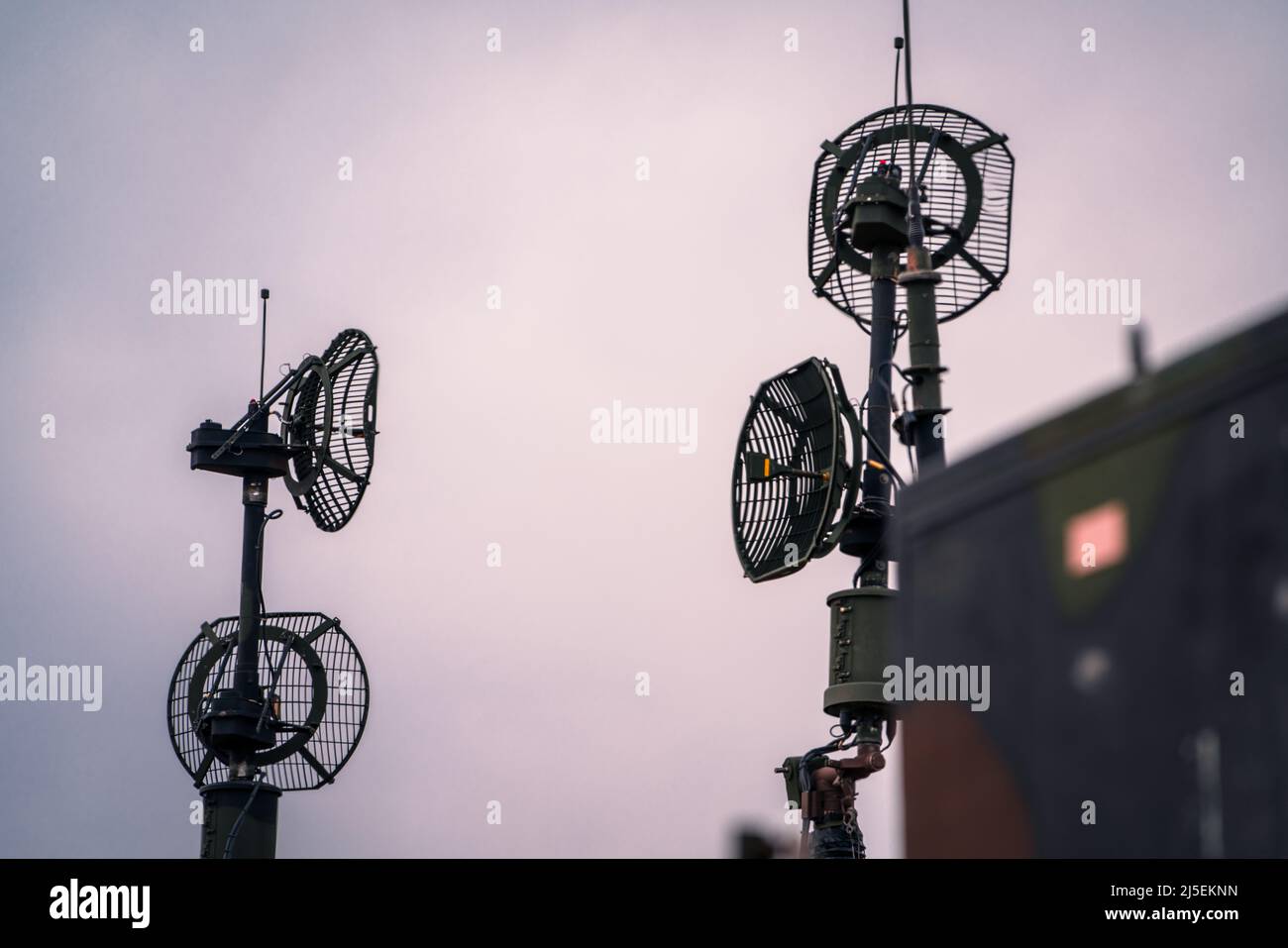 5th Battaglione, 7th Air Defense Artillery Regiment antenna Mast gruppo arrayed al loro sito Forward-Dispieged Patriot Missile nel sud-est della Polonia il 16 marzo 2022. L'AAMDC del 10th, per ordine del comandante dell'EUCOM, ha riposizionato due batterie Patriot in Polonia come prudente misura difensiva per contrastare ogni potenziale minaccia alle forze alleate e statunitensi e al territorio della NATO. (STATI UNITI Foto dell'esercito di Major Robert Fellingham) Foto Stock