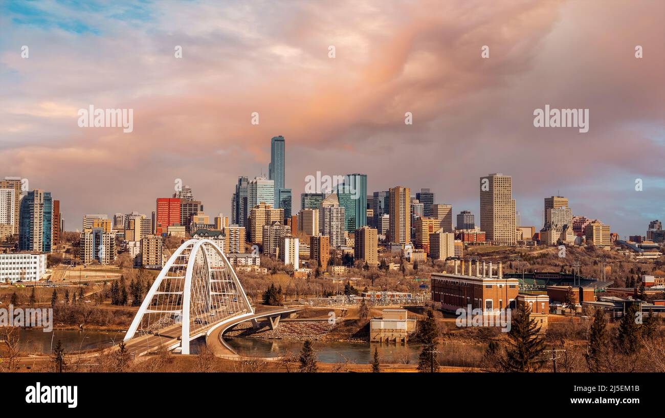 Il sole mattutino sorge sullo skyline del centro di Edmonton, mostrando il ponte di Walterdale attraverso il fiume Saskatchewan e i grattacieli circostanti. Edmonton è il capi Foto Stock