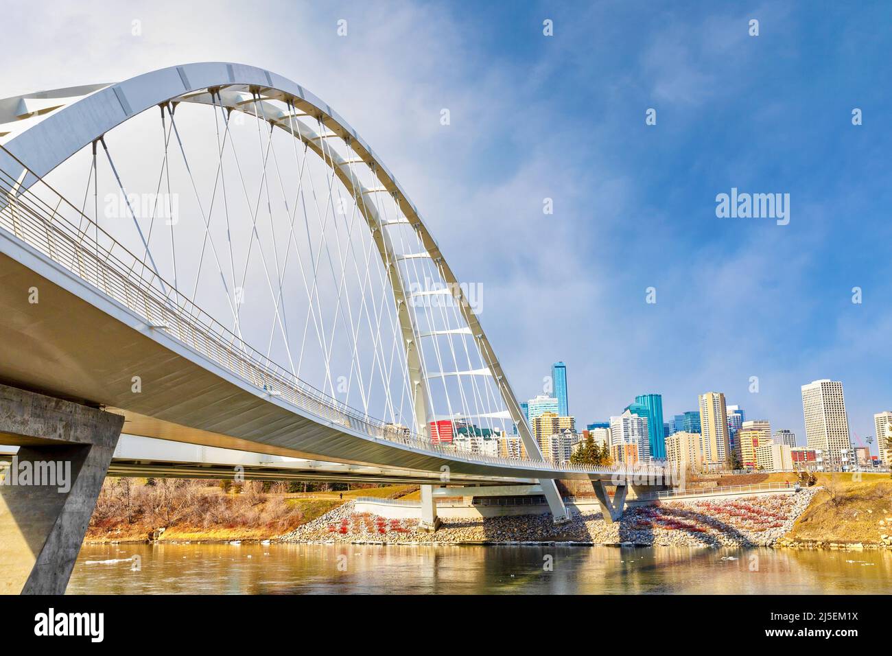 L'iconico ponte Walterdale attraversa il fiume Saskatchewan e conduce al centro di Edmonton, Alberta, Canada. Foto Stock