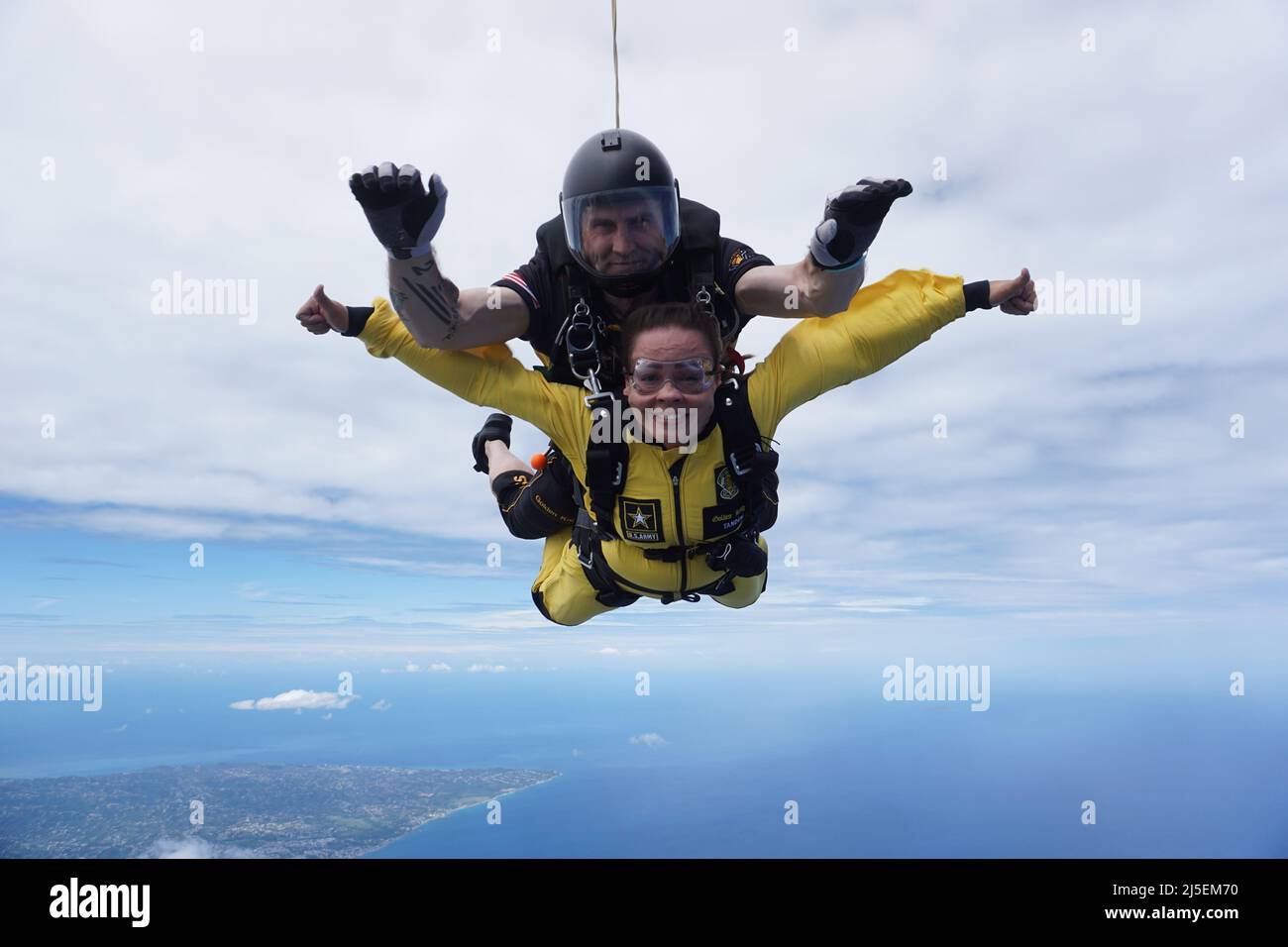 SGT. 1st Classe Keith Pierce della squadra di paracadute dell'esercito degli Stati Uniti fa un paracadutismo in tandem sopra Aguadilla, Porto Rico il 20 aprile 2022. USAPT sta conducendo skydives nel loro primo campo tandem della stagione 2022. (STATI UNITI Foto dell'esercito di Sgt. 1st Classe Jonathan Lopez) Foto Stock