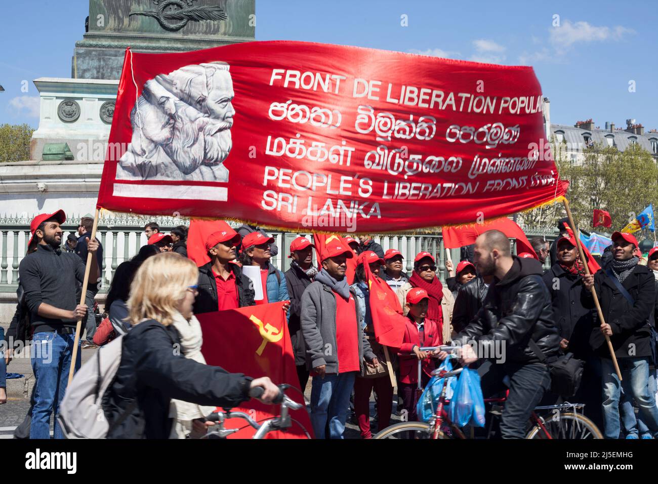 Manifestazione annuale nella soleggiata Parigi per i diritti dei lavoratori il 1rst maggio con lo streamer del fronte di liberazione popolare dello Sri Lanka Foto Stock