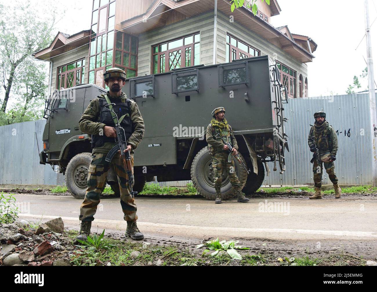 BARAMULLA, INDIA - APRILE 22: Forze di sicurezza nel luogo di un incontro al villaggio di Malwah il 22 Aprile 2022 a Baramulla, India. Il comandante massimo di Lashkar-e-Toiba era tra i tre militanti uccisi, mentre quattro soldati, tra cui un ufficiale e un poliziotto, sono stati feriti in una lotta contro le armi. (Foto di Waseem Andrabi/Hindustan Times/Sipa USA) Foto Stock