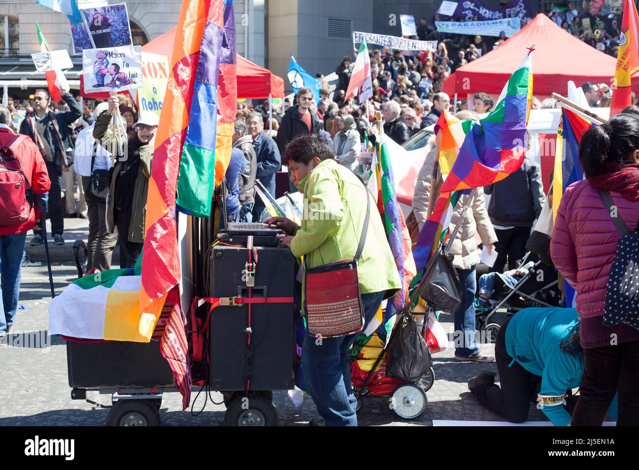 Manifestazione annuale nella soleggiata Parigi per i diritti dei lavoratori il 1rst maggio Foto Stock