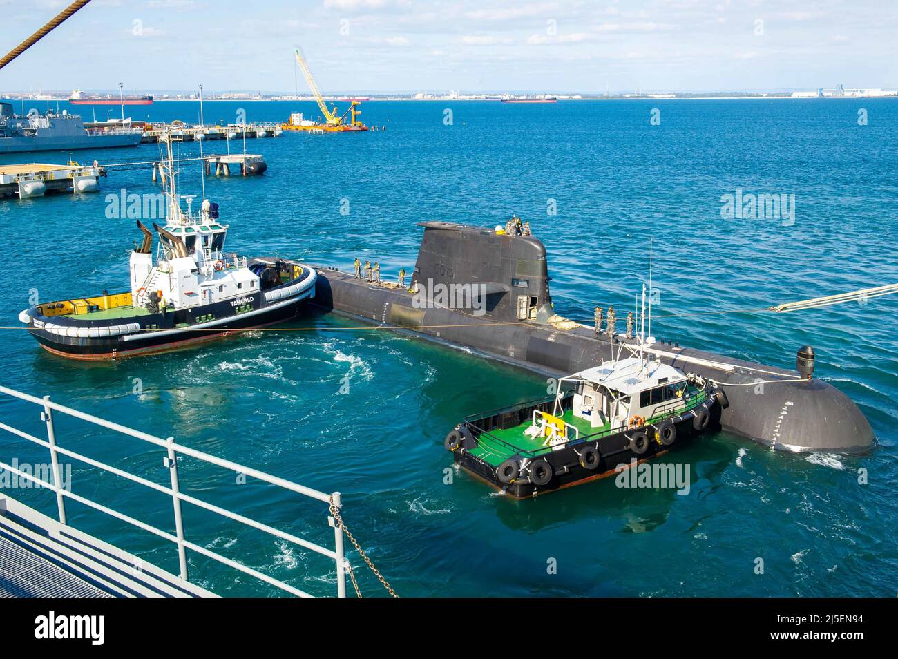 PERTH, Australia (19 aprile 2022) il sottomarino Royal Australian Navy Collins-Class HMAS Farncomb (SSG 74) parte dall'Emory S. il sottomarino USS Frank Cable (AS 40) presso la HMAS Stirling Navy base, 19 aprile 2022. Frank Cable è sulla pattuglia che conduce la manutenzione e la logistica di spedizione a sostegno della sicurezza nazionale nell'area delle operazioni della flotta degli Stati Uniti 7th. (STATI UNITI Foto Navy di Mass Communication Specialist 3rd Classe Henry Liu/ rilasciato) Foto Stock