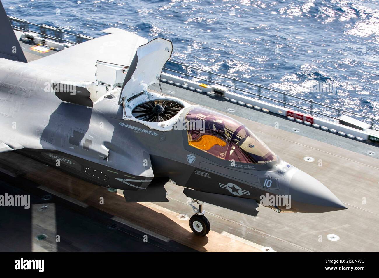 Oceano Pacifico, Stati Uniti. 08 aprile 2022. Un velivolo del corpo Marino F-35B Lightning II attaccato a Marine Fighter Attack Squadron 122, si prepara al lancio dal ponte di volo della nave d'assalto anfibio USS Tripoli della Marina Wasp-classe durante un dispiegamento di routine con la flotta 3rd, 8 aprile 2021 al largo della costa della California, USA. Credit: MC2 Theodore Quintana/U.S. Navy/Alamy Live News Foto Stock