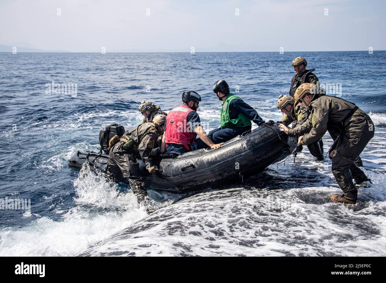 Souda Bay, Grecia. 05 aprile 2022. I marines degli Stati Uniti dalla Task Force 61/2 eseguono addestramento di lancio e recupero sui loro velieri di gomma di combattimento con il sottomarino balistico-missile USS Georgia di classe Ohio della Marina nucleare, 27 marzo 2022 a Souda Bay, Grecia. Credito: SGT. Dylan Chagnon/U.S.A. Navy/Alamy Live News Foto Stock