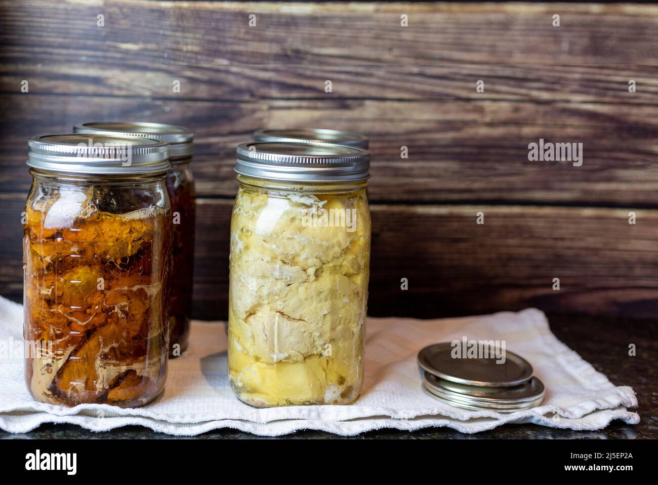 Lavorazione e preparazione di stufato di manzo e pollo fatti in casa per la conservazione degli alimenti Foto Stock