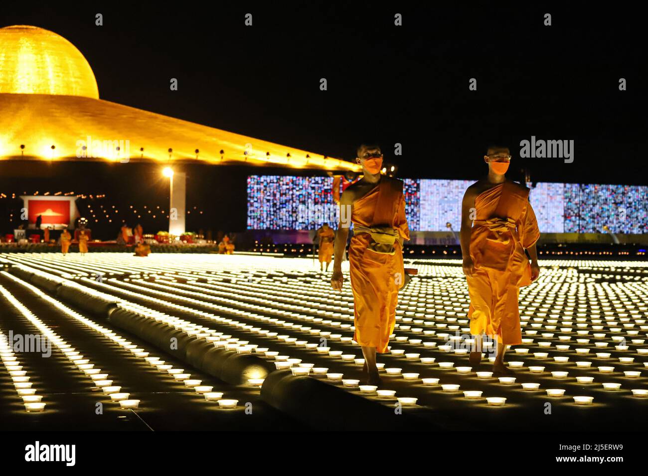 Pathum Thani, Tailandia. 22nd Apr 2022. Wat Phra Dhammakaya organizza attività della Giornata della Terra il 22 aprile una mente, un mondo, Inviare grandi poteri per rendere il nostro mondo pacifico e vivibile attraverso la meditazione. E accendere la luce di 250.000-300.000 lampade LED in onore del Buddha e tutti i LED sono disposti nella forma di mondo e persone in meditazione, La cerimonia si è svolta online e ha visto la partecipazione di laici in Thailandia e dall'estero tramite Zoom Application e GBN Channel. Inoltre dichiara di ottenere il Guinness World Record per il titolo 'il più grande album fotografico di p Foto Stock