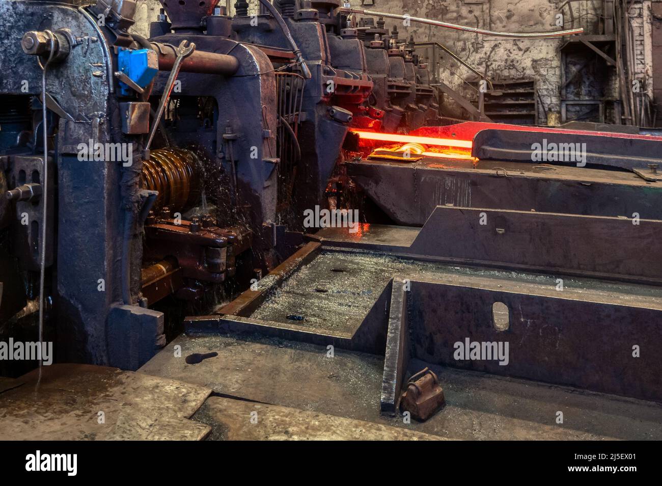 Il laminatoio in funzione. Produzione di acciaio laminato a caldo Foto Stock