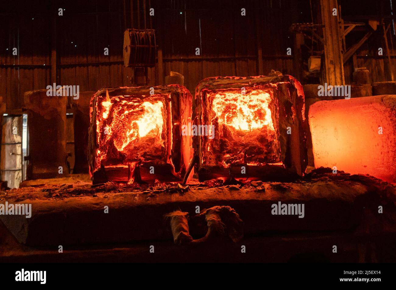 Forgiatura in metallo rosso-caldo, billetta grande e pesante per laminati metallici Foto Stock