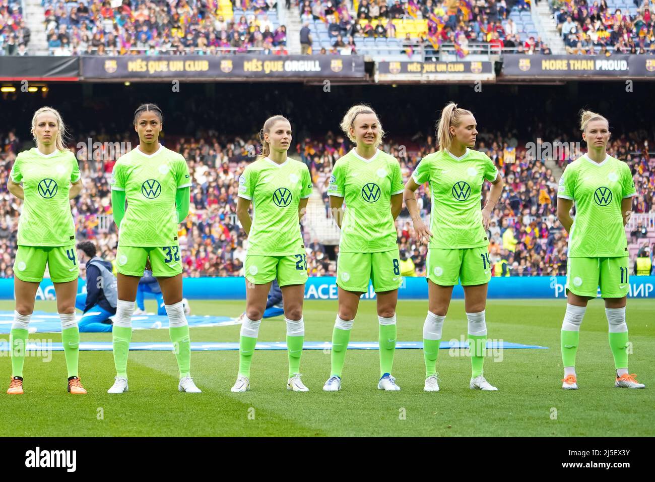 Barcellona, Spagna. 23rd Apr 2022. Tabea Wassmuth (28 VFL Wolfsburg) e Lena  Lattwein (8 VFL Wolfsburg)) durante l'inno della UWCL prima della partita  di football della UEFA Womens Champions League tra il