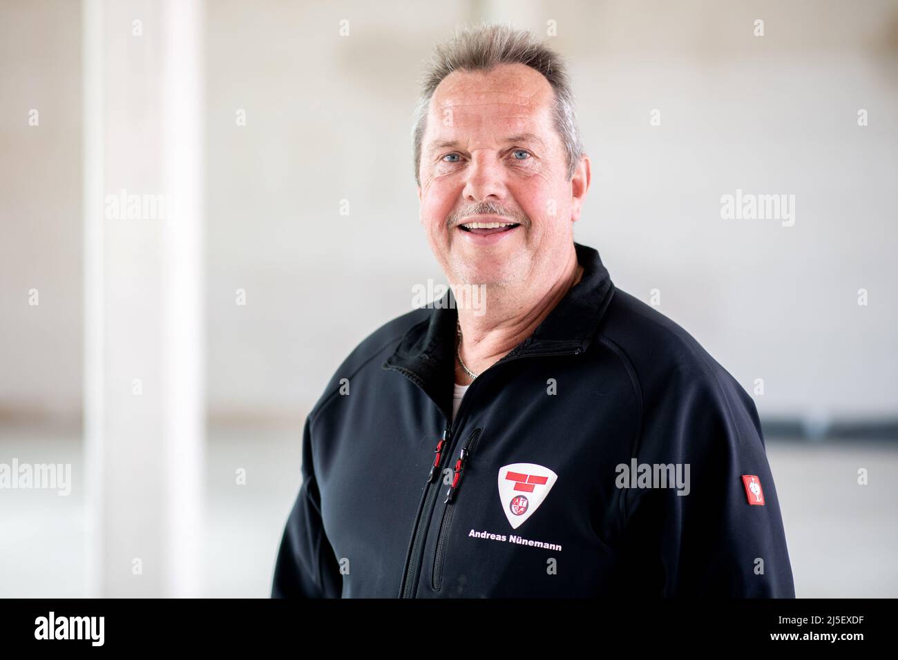 12 aprile 2022, bassa Sassonia, Haren (EMS): Andreas Nünemann, amministratore delegato di un'impresa di costruzioni specializzata in costruzioni edili, si trova in un nuovo edificio. Sempre meno giovani della bassa Sassonia si stanno formando per un commercio specializzato. Mentre nel 2011 sono stati firmati 19.000 contratti di apprendistato, il numero è sceso solo a circa 15.500 nel 2021, secondo l'organo rappresentativo di Stato delle camere di mestieri qualificati. Foto: Hauke-Christian Dittrich/dpa Foto Stock