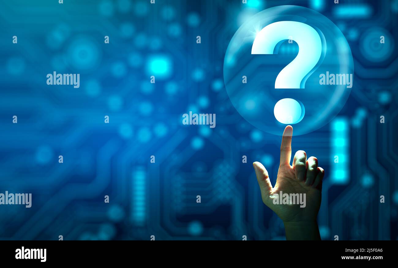 Uomo mano che tiene il punto interrogativo digitale olografico. Background astratto della tecnologia. Q e Una discussione. Domande frequenti, supporto, domanda e risposta. Foto Stock